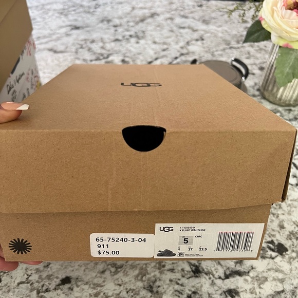 Womens grey Ugg slippers in great condition Only worn twice. - Picture 1 of 4